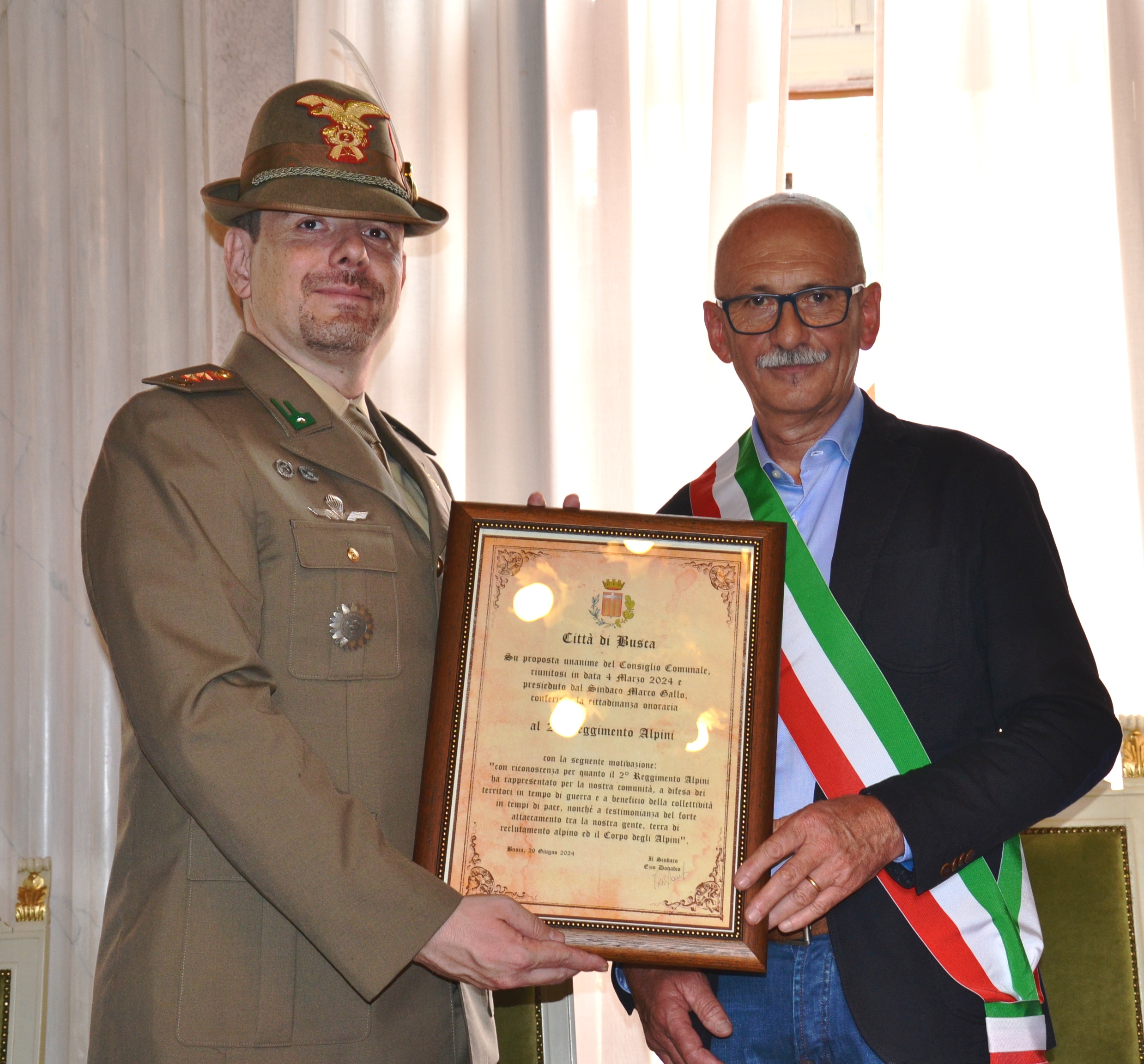 Il sindaco, Ezio Donadio, ha conferito la Cittadinanza onoraria al 2° Reggimento Alpini di stanza a Cuneo, San Rocco Castagnaretta, nelle mani del comandate colonnello Massimiliano Fassero