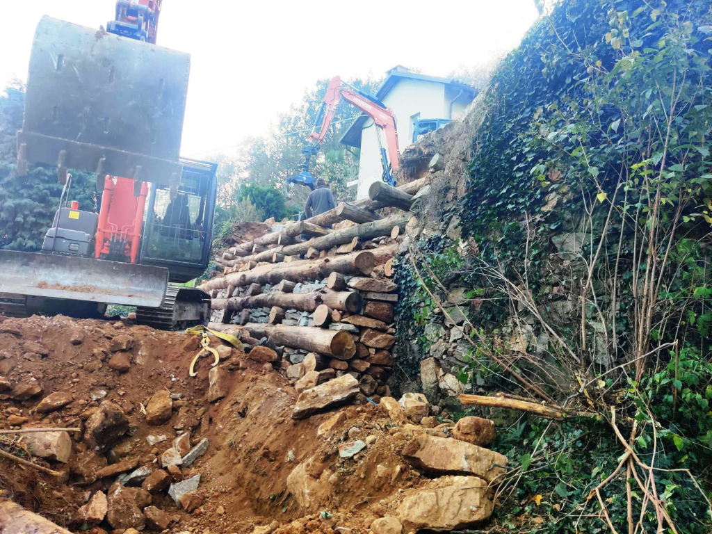 Sistemazione del terrapieno, in parte crollato in seguito alle piogge, del cortile della Casa Alpina