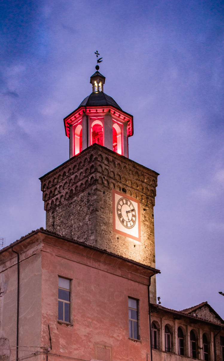 Il campanile della Rossa illuminato di rosso