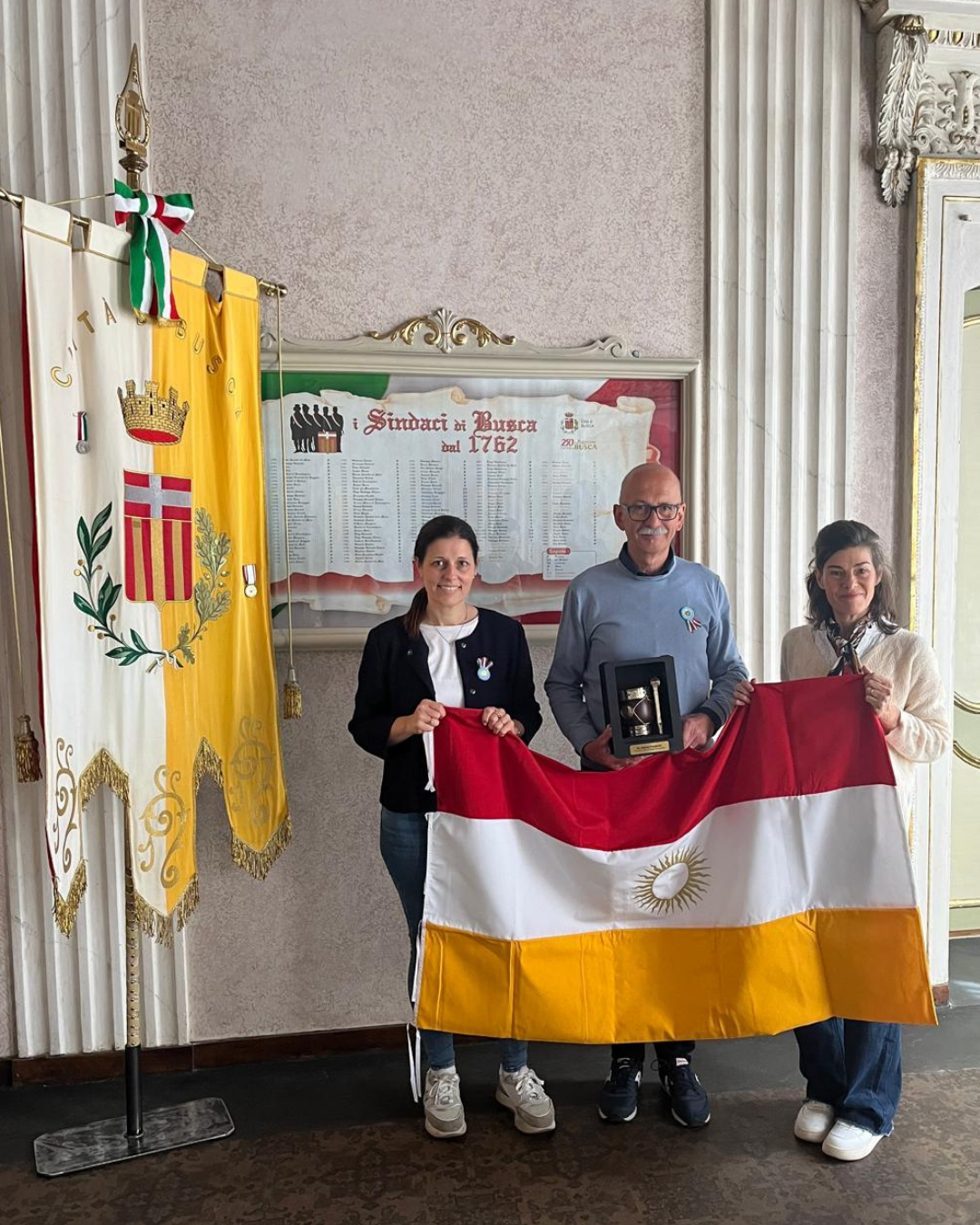 Maria Magdalena Verón detta Maghi insieme al Sindaco Ezio Donadio e dall’Assessora Lucia Rosso Maria Magdalena Verón detta Maghi insieme al Sindaco Ezio Donadio e dall’Assessora Lucia Rosso