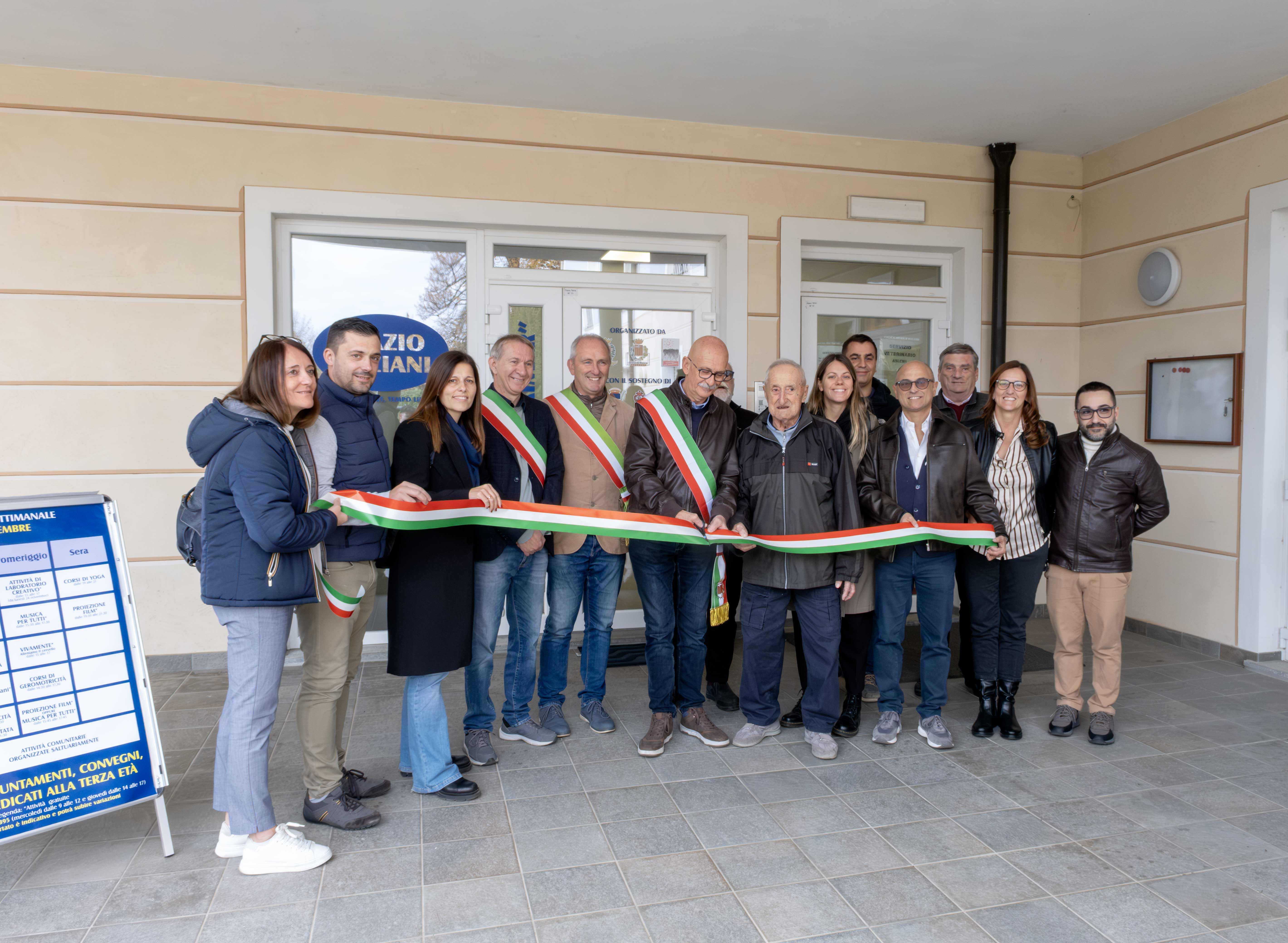 Il taglio del nastro all'inaugurazione dello Spazio Anziani Il taglio del nastro all'inaugurazione dello Spazio Anziani