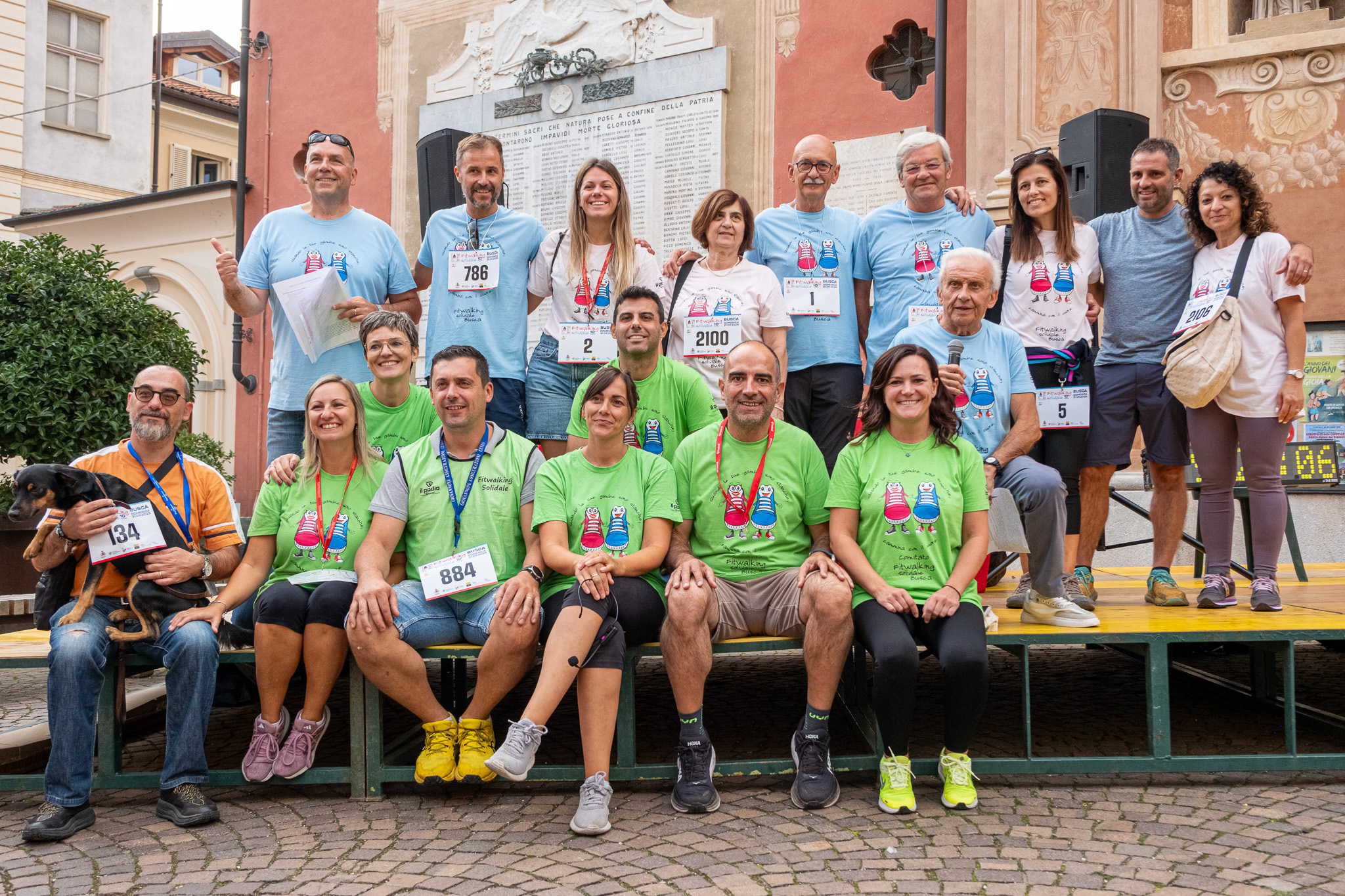 Il Comitato Fitwalking Solidale, l'amministrazione comunale e i rappresentanti delle realtà coinvolte Il Comitato Fitwalking Solidale, l'amministrazione comunale e i rappresentanti delle realtà coinvolte