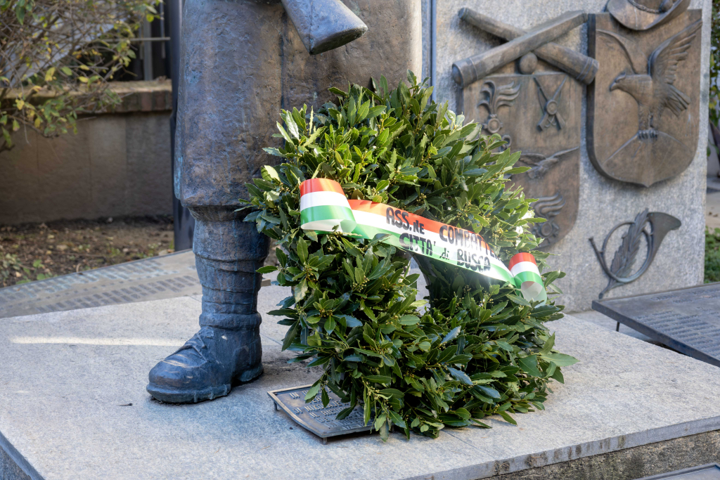 Deposizione della corona al monumento dei Caduti e Dispersi della Seconda Guerra Mondiale