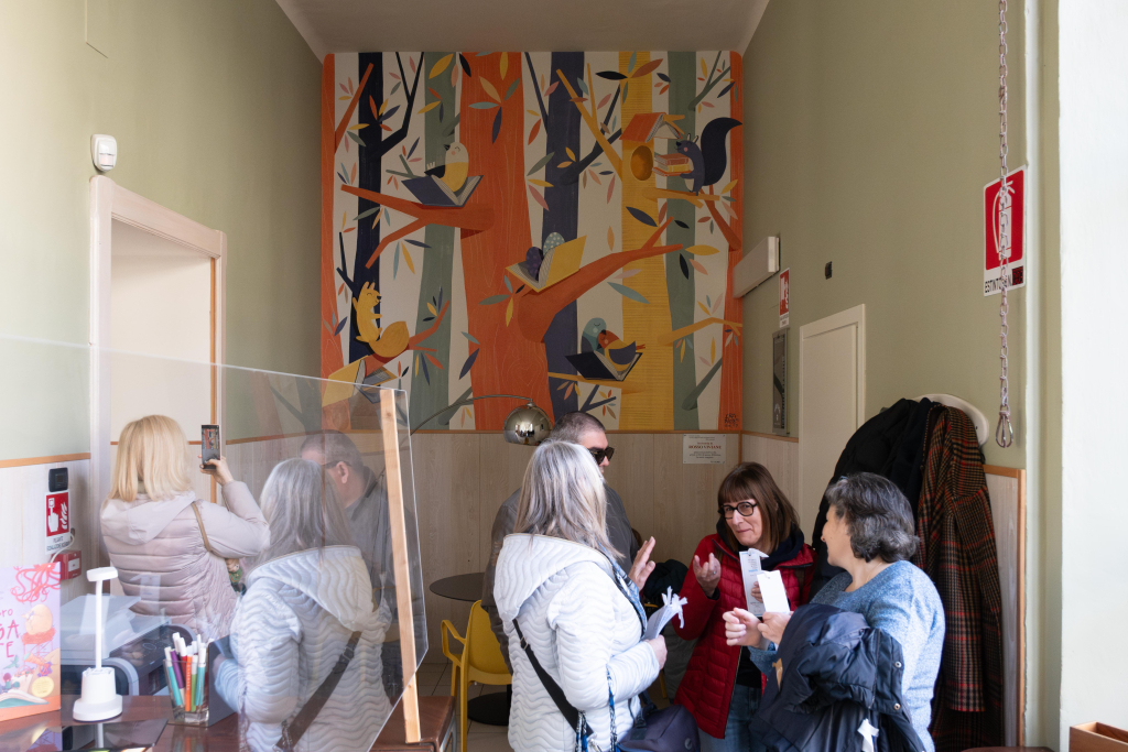 La nuova decorazione murale all'ingresso della Biblioteca