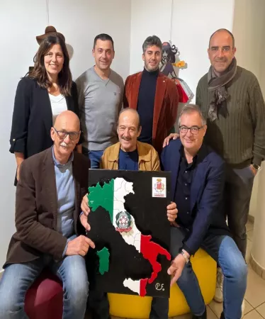 Pierfranco Cerutti, buschese,  ha  donato alla Città una sua opera,  consegnata  nella mani del sindaco Ezio Donadio, dell’assessora alla Cultura Lucia Rosso e degli assessori Diego Bressi, Giovanni Cismondi  e Bruno Olivero, presente anche l’assessore regionale Marco Gallo