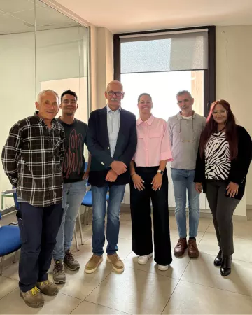 Il Sindaco Ezio Donadio e la Vicesindaca Beatrice Aimar insieme ad alcune delle risorse interessate dai progetti Il Sindaco Ezio Donadio e la Vicesindaca Beatrice Aimar insieme ad alcune delle risorse interessate dai progetti