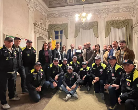 La consegna della targa da parte dell'amministrazione all'ex vigile urbano e volontario della Protezione Civile a Michele Mattalia