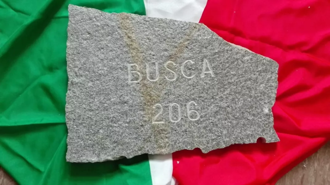La pietra inviata da Busca con l'iscrizione dei suoi 206 Caduti nella Prima Guerra Mondiale