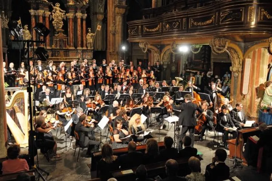 Grande evento musicale con l'Orchestra Bartolomeo Bruni e il gruppo corale  I Polifonici del Marchesato nel 