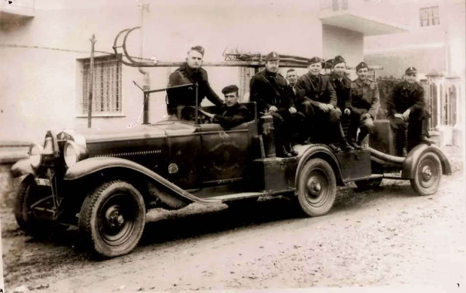 I Pompieri di Busca sul primo mezzo a motore attrezzato (foto archivio studio Pignatta. Dal libro 'Buschesi' - Fusta Editore)