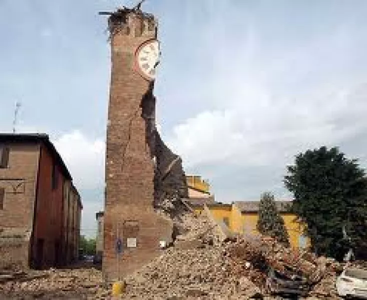 Il campanile di Moglia subito dopo il terremoto: fu l'immagine simbolo del tragico evento