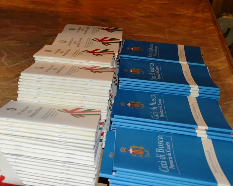 Consegna ai diciottenni di una copia della Costituzione Italiana  e dello Statuto Comunale