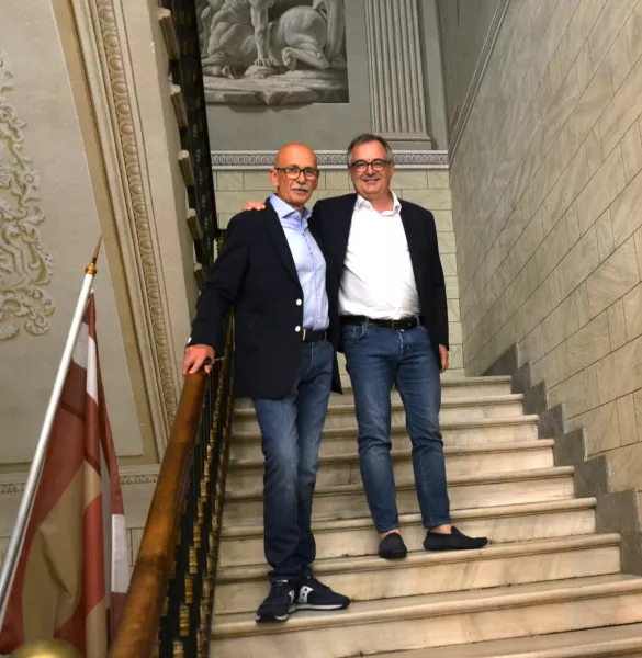 Marco Gallo con il neo sindaco di Busca Ezio Donadio ieri sera sullo scalone del palazzo comunale 