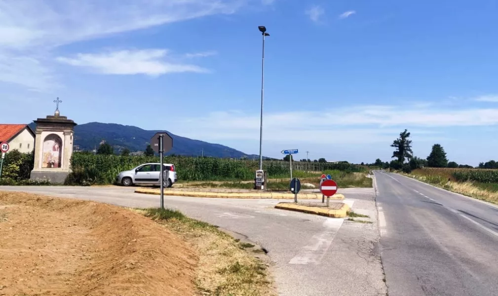Al confine fra le frazioni Bosco  e Castelletto sono stati installati due nuovi punti luce all’altezza delle intersezione tra la strada provinciale Busca - Caraglio con via del Bosco e con via Ferrera