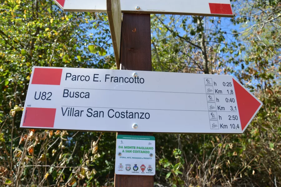 Sul tragitto escursionistico nuova segnaletica,  bacheche con cartine e qr code, stazioni di ricarica per e-bike e aree di sosta attrezzate