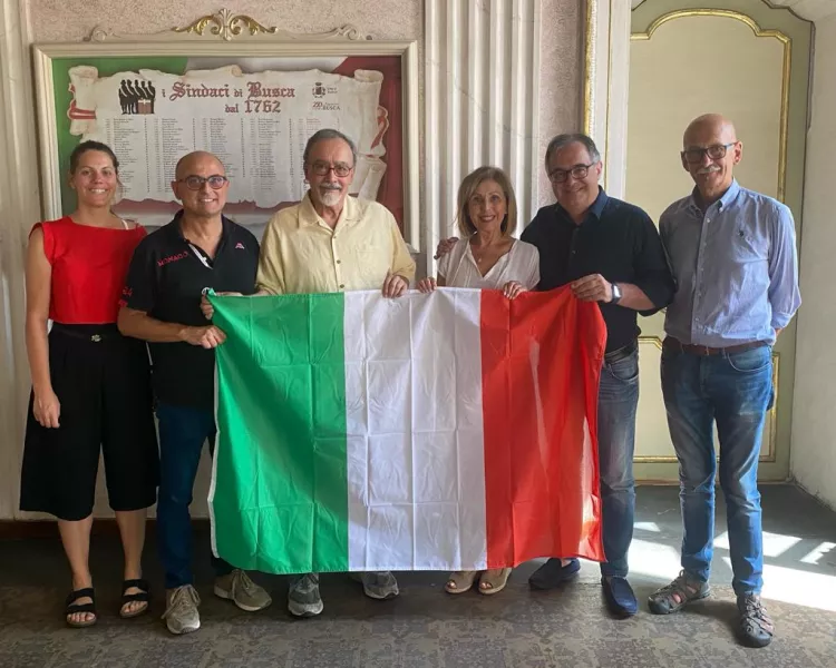 Il sindaco, Marco Gallo, insieme con gli assessori Ezio Donadio, Beatrice Aimar e Lucia Rosso, ha ricevuto nel salone del Consiglio comunale una famiglia californiana di origini buschesi, cui ha donato una bandiera d’Italia