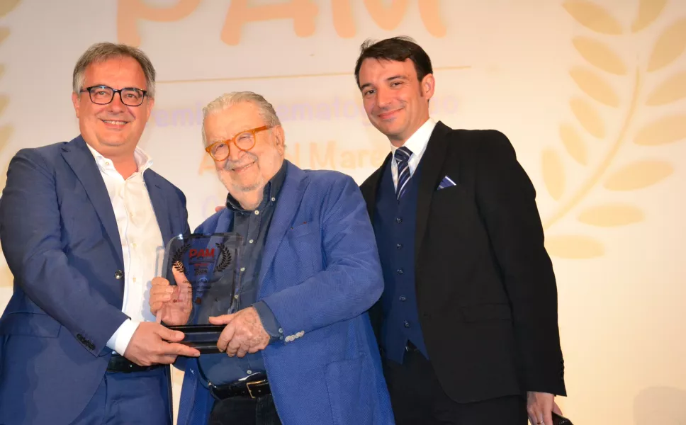 Il regista Pupi Avati riceve il Premio Pam Città di Busca dalle mani del sindaco Marco Gallo. Con loro Mattia Bertaina, presidente del circolo Méliès che gestisce il  cinema Lux