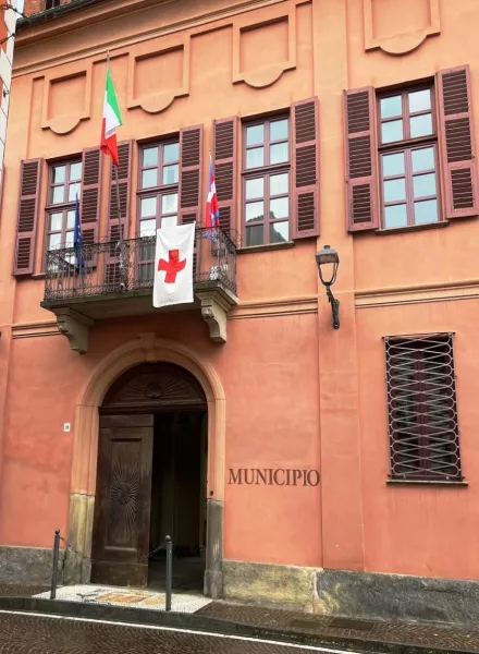 La bandiera della Croce Rossa sventola dal Palazzo comunale