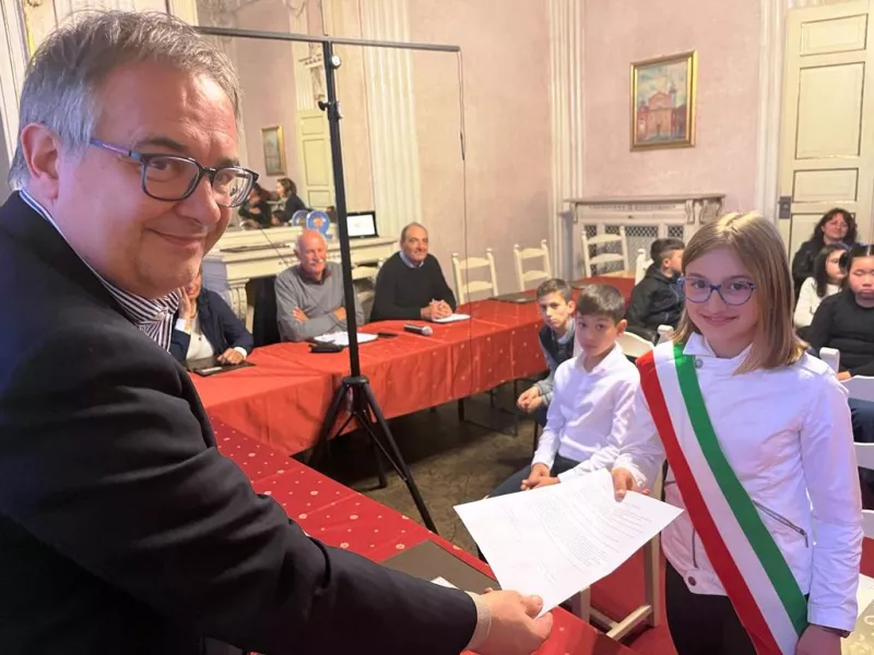 Il sindaco Marco Gallo riceve dalla sindaca jr Giulia Ferrara il programma per l'anno scolastico in corso
