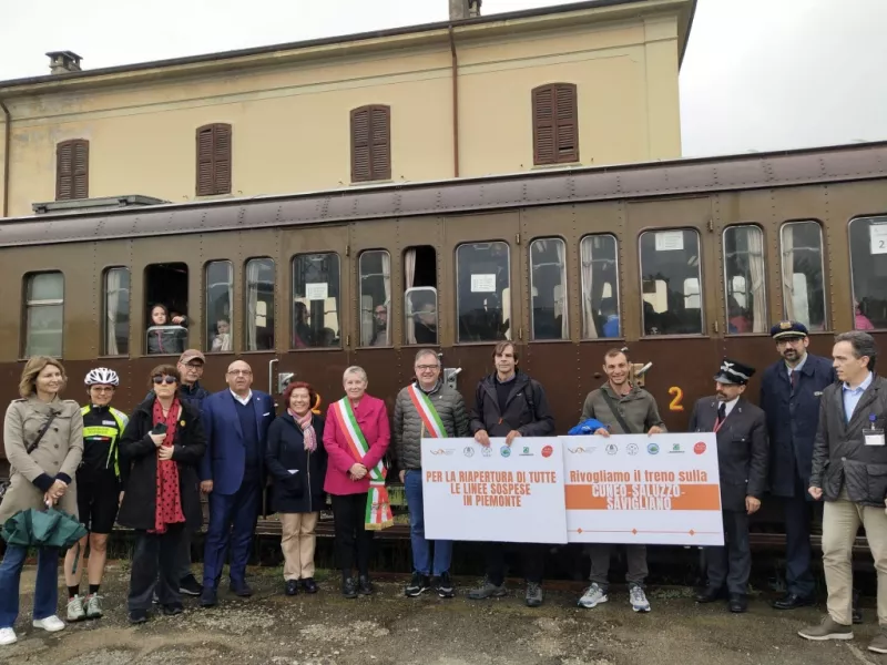 Alla fermata di Busca i sindaci di Busca, Marco Gallo,  e Cuneo, Patrizia Manassero,  hanno ribadito il sostegno alla campagna per il ritorno del servizio di trasporto pubblico su ferro