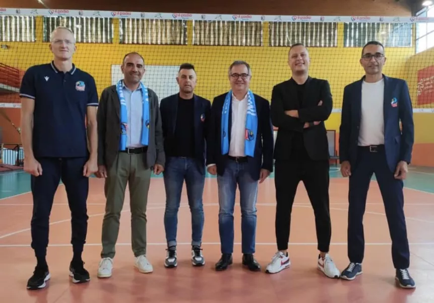 Il sindaco Marco Gallo e l'assessore allo Sport Diego Bressi nel Palazzetto di Busca con i dirigenti del Cuneo Volley