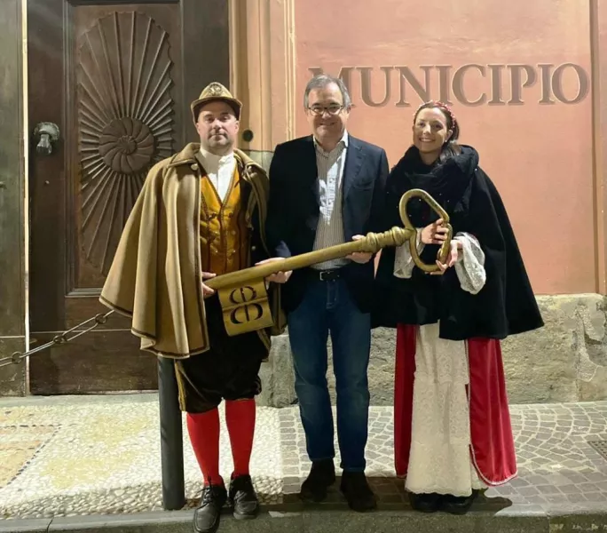 Il sindaco Marco Gallo consegna la chiave della Città a Miconetta e Micon