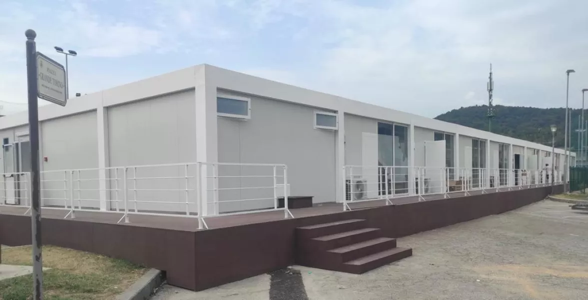 II moduli allestiti per ospitare le classi delle scuole medie durante la costruzione del nuovo polo scolastico