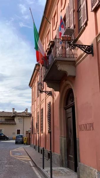Bandiera d'Italia a mezz'asta dal palazzo municipale per la Giornata nazionale in onore delle vittime dell'epidemia di Covid-19
