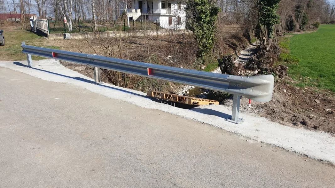 Si è provveduto alla ricostruzione completa della strada e a posizionare una barriera guard rail