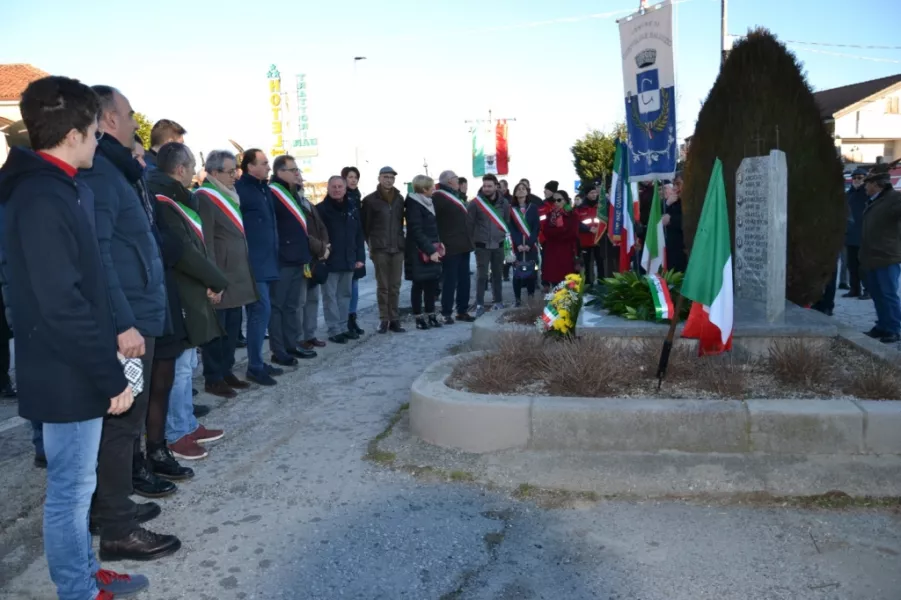 La commemorazione al cippo dei Caduti nella strage di Ceretto nella cerimonia dello scorso anno