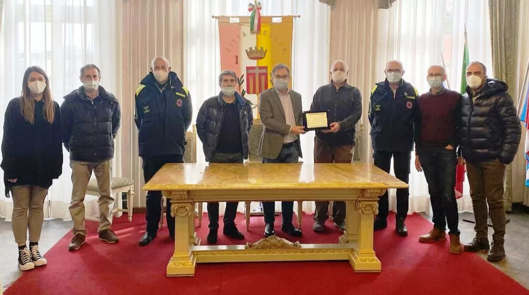 Ettore Nicolino riceve la targa dal sindaco, insieme con i componenti della giunta e il coordinatore della Protezione civile comunale