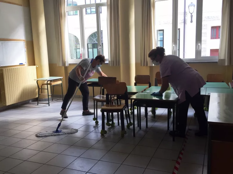 Operatrici al lavoro per la pulizia delle aule