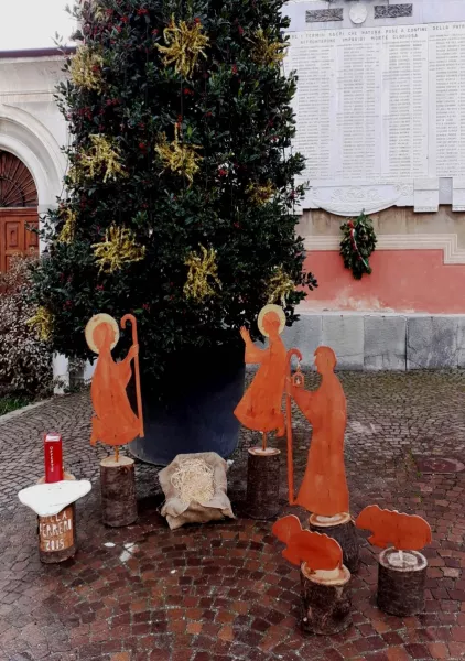 Sotto l'albero di Natale in piazza della rossa il presepe della comunità di Villa Ferrero