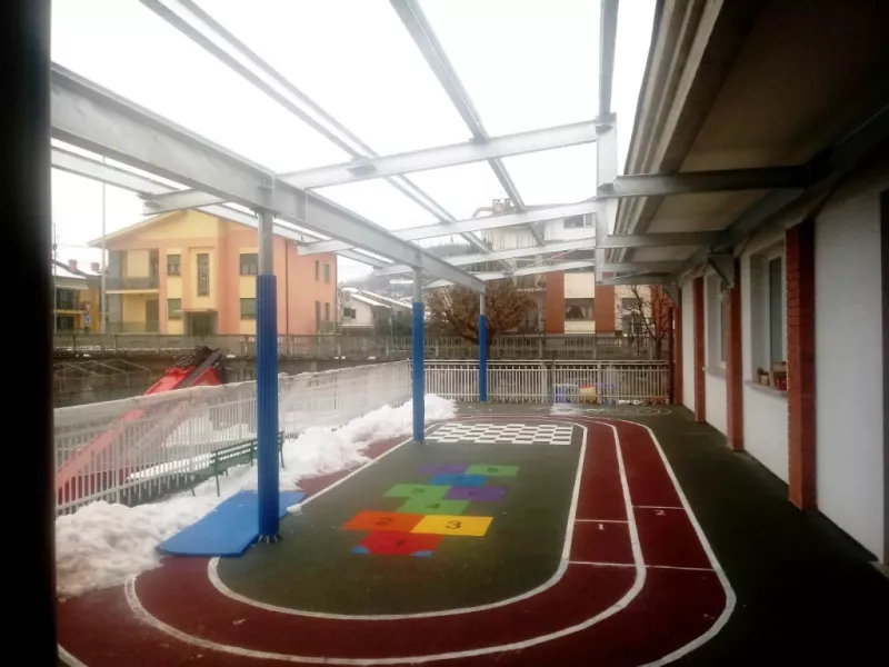 La nuova area-gioco coperta all’esterno dell’edificio della scuola dell’infanzia