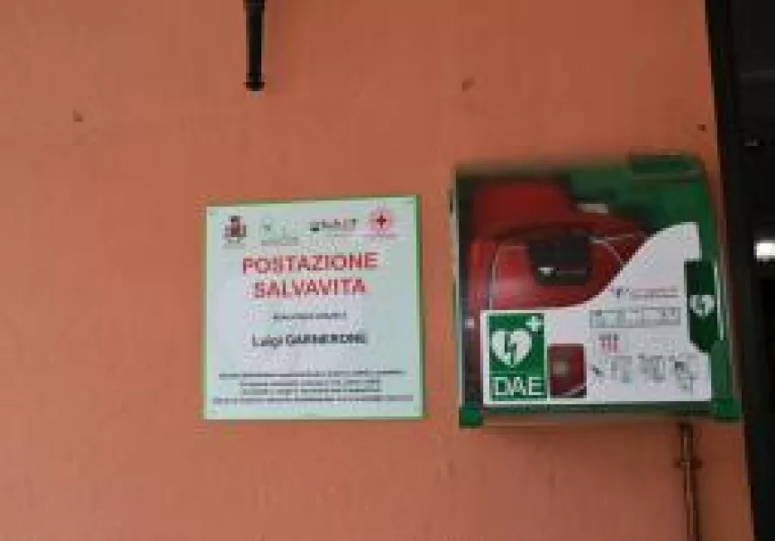 Uno deli undici defibrillatori automatici esterni (DAE)  del progetto Città cardioprotetta distribuiti sul territorio comunale 