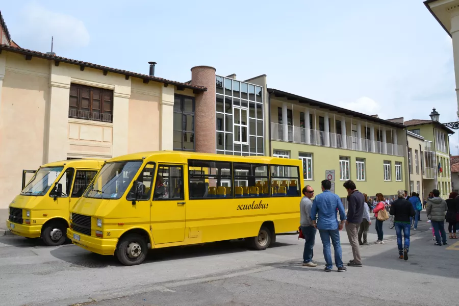 Scuolabus pronti alla partenza in un'immagine dall'archivio di questo sito