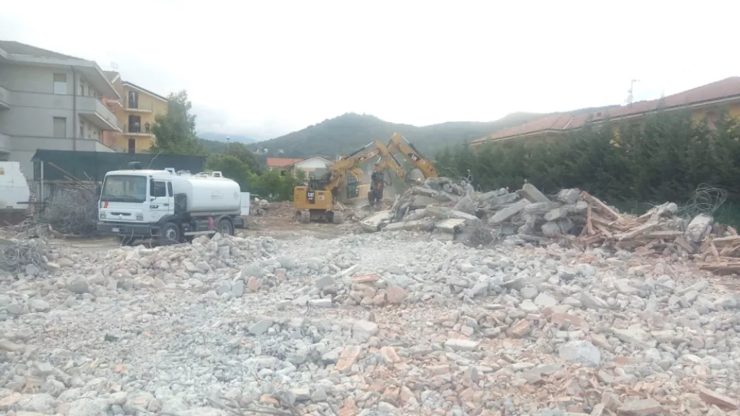 La demolizione, ieri mercoledì 2 settembre, dei capannoni dell'ex sede del consorzio agrario
