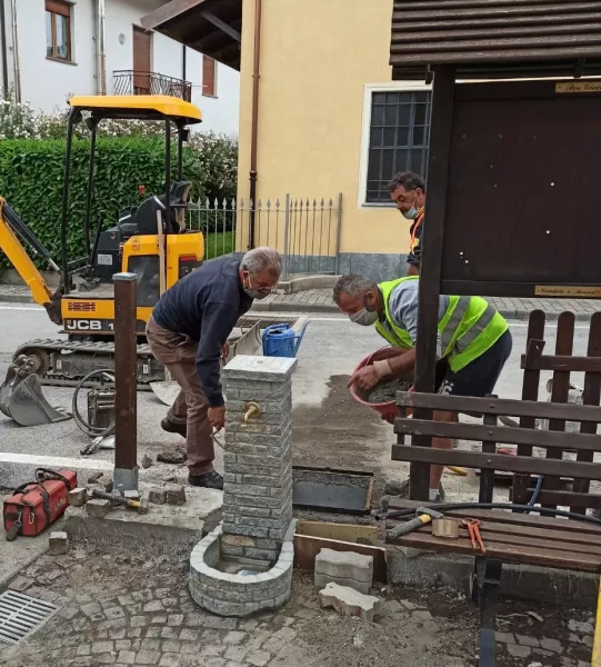 I lavori per la nuova  fontana sul sagrato della cappella di San Giacomo