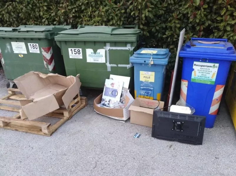 Gli abbandoni di rifiuti in via Einaudi erano stati segnalati anche sui social