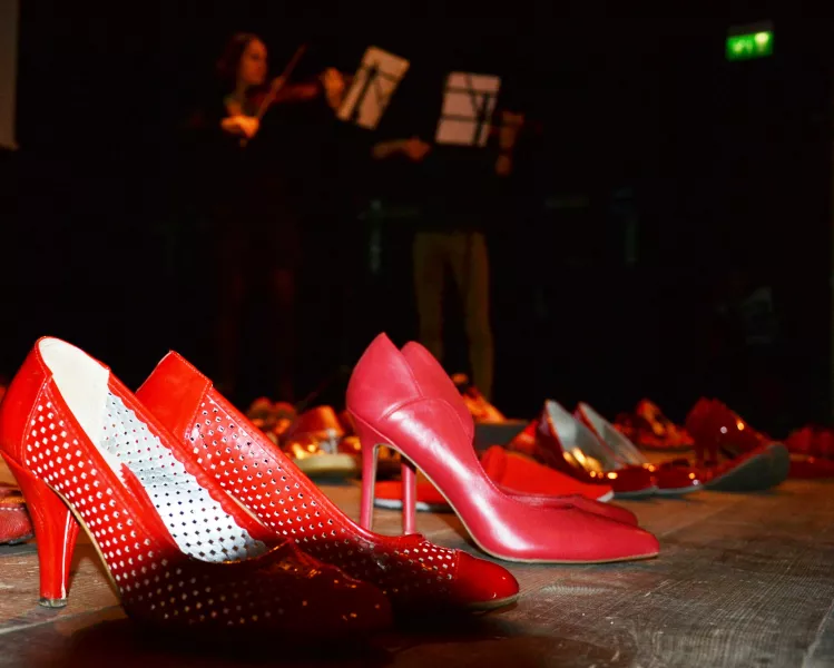 Scarpe rosse sul palco del Teatro Civico