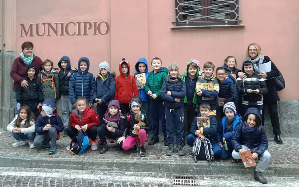 La classe terza della scuola primaria della frazione San Chiaffredo hanno fatto visita agli uffici del  Comune 