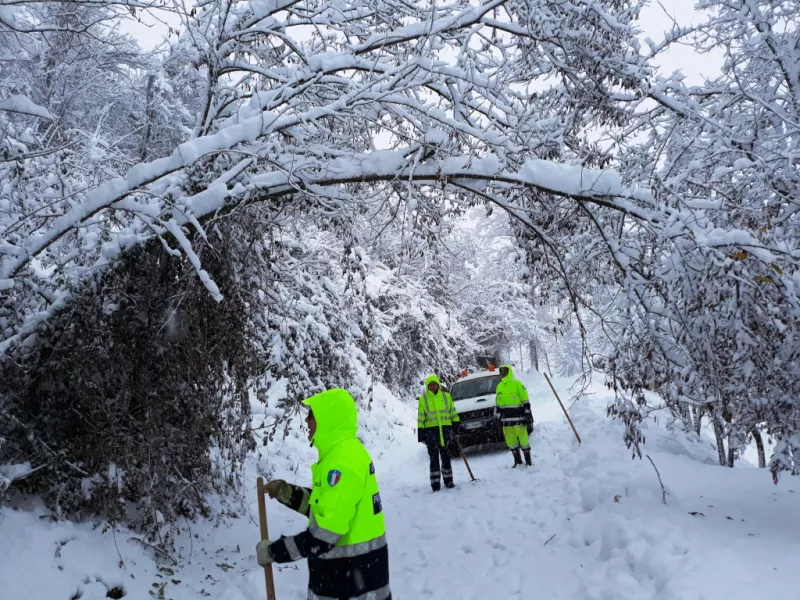 Prima nevicata: i volontari della protezione civile al lavoro dalla scorsa notte