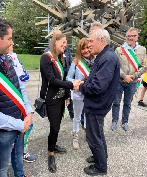 Domenica 22 settembre  la Città ha partecipato ufficialmente alla marcia della Carovana della Pace 2019. Qui l'assessora Beatrice Aimar con don Luigi Ciotti