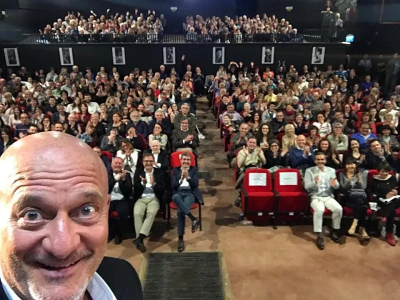 Un saluto dal cinema Lux di Busca: il selfie di Claudio Bisio su Facebook sabato scorso