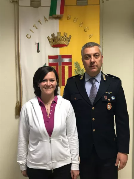 La nuova dipendente comunale con il comandante Gianluca Acchiardi