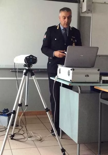 Il comandante della Polizia locale di Busca, Gianluca Acchiardi, mentre illustra ai ragazzi come funziona il dispositivo di rilevazione targhe 