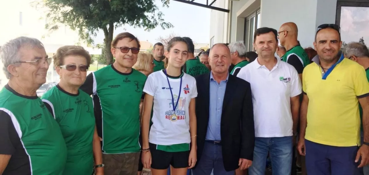 La giovanissima campionessa regionale con, tra gli altri, l'assessore allo Sport Gian Franco Ferrero e il consigliere comunale Diego Bressi