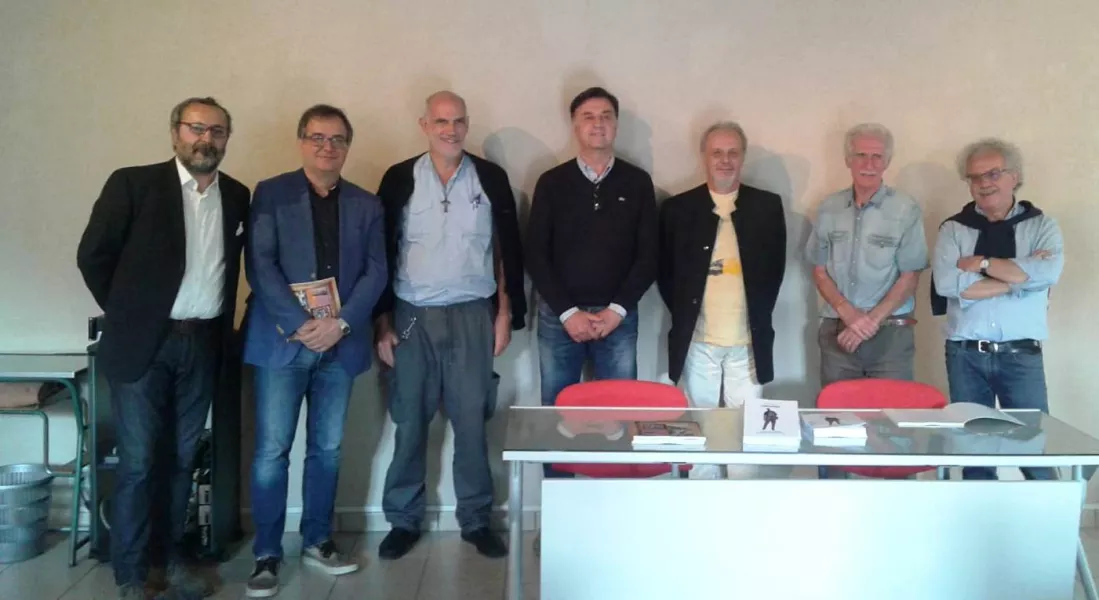 Gli artisti e gli organizzatori della mostra con il sindaco, Marco Gallo