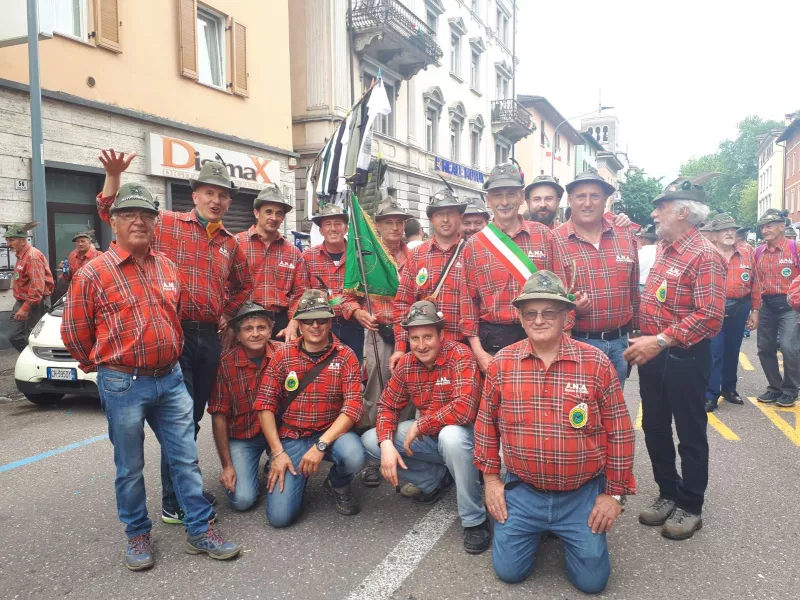 Una parte del gruppo di Busca degli alpini all'adunata di Trento, con l'assessore Ezio Donadio