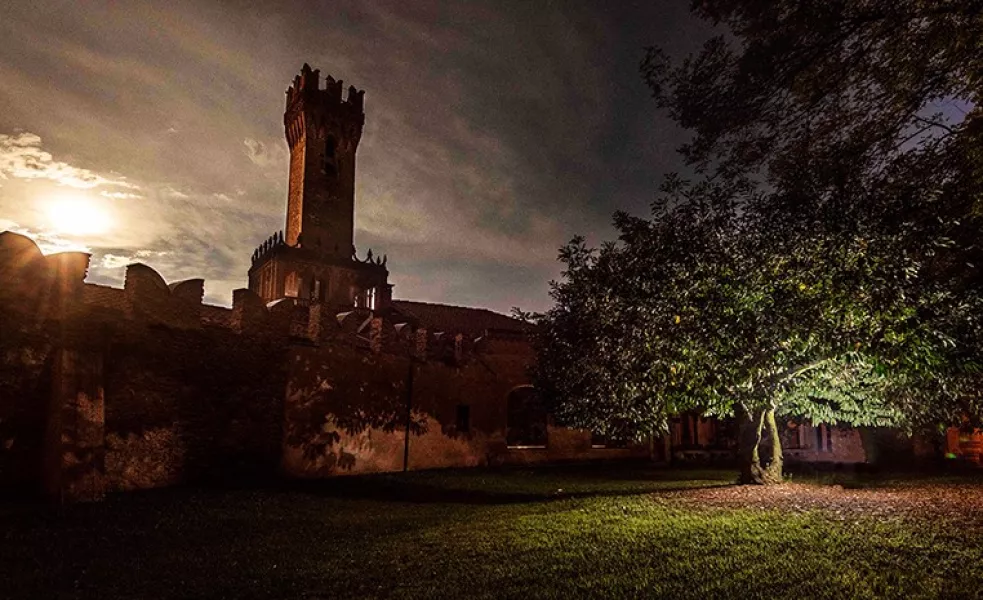 L’evento notturno nel parco e nel castello del Roccoloè condotto da Jennifer Radulovic, storica e divulgatrice, che racconterà le misteriose e tenebrose notti di Villa Diodati del 1816